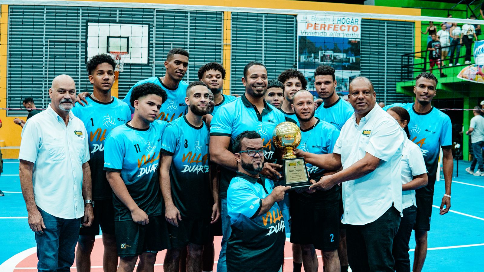 En una noche para la historia del deporte matero, el emblemático equipo de Villa Duarte conquistó una vez más la gloria al coronarse campeón por octava vez, en la edición XX del Torneo de Voleibol Masculino Superior Interbarrial de Sajoma, tras imponerse en tres sets