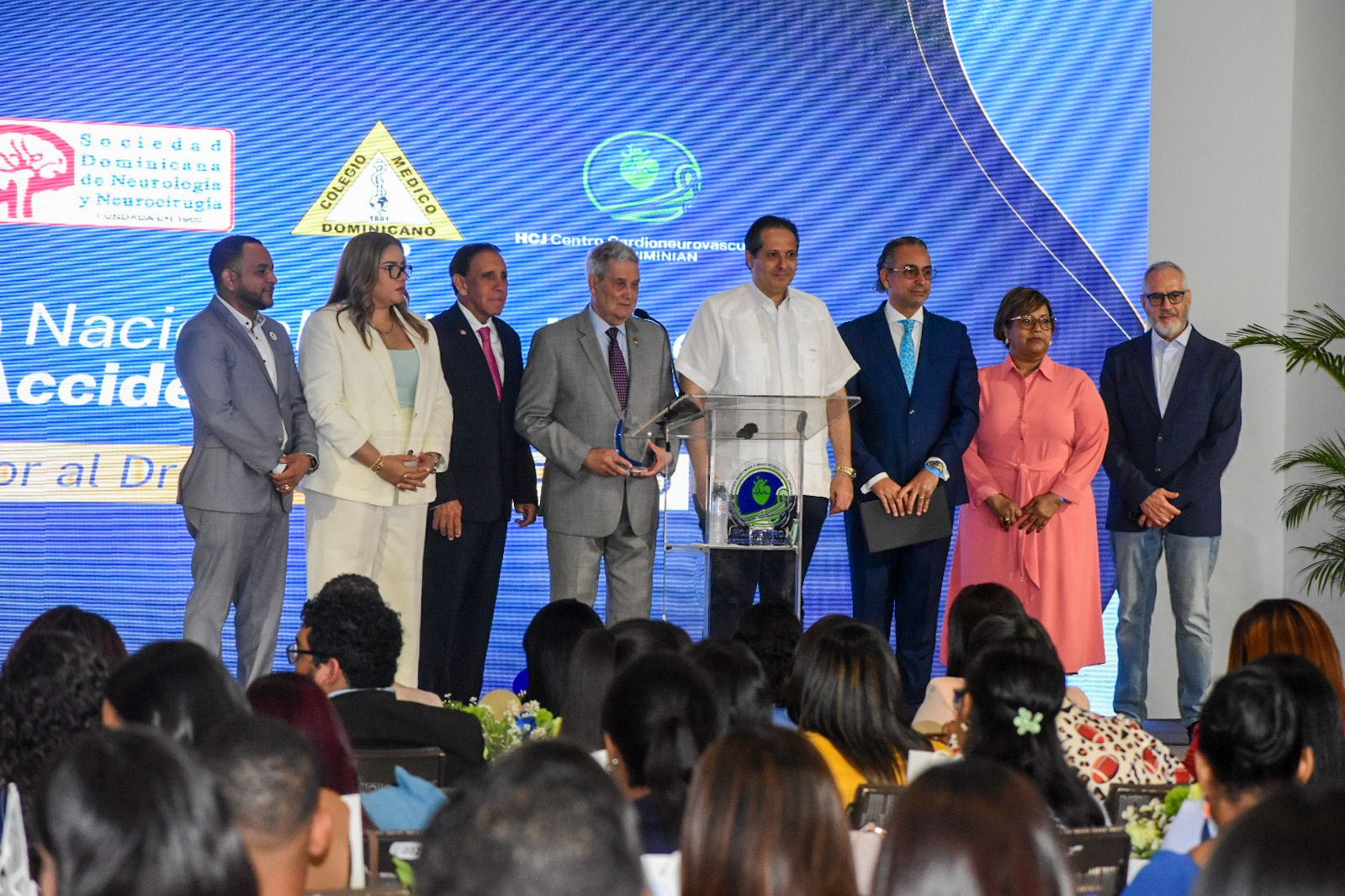 El destacado neurocirujano Dr. José Joaquín Puello fue reconocido durante el Simposio Nacional “Avances y desafíos frente al Accidente Cerebrovascular (ACV) en la República Dominicana”.