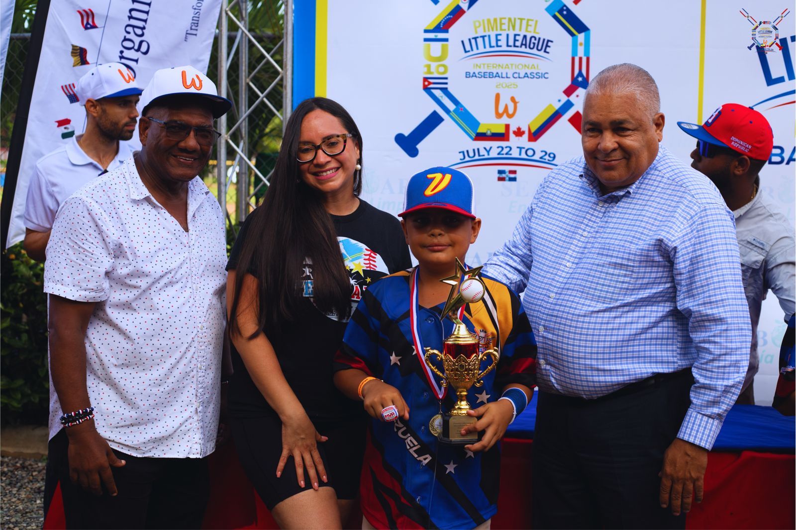 Fernando Geraldino, gerente de responsabilidad social, de la empresa Seaboard, felicitó al equipo campeón y a las demás delegaciones.
