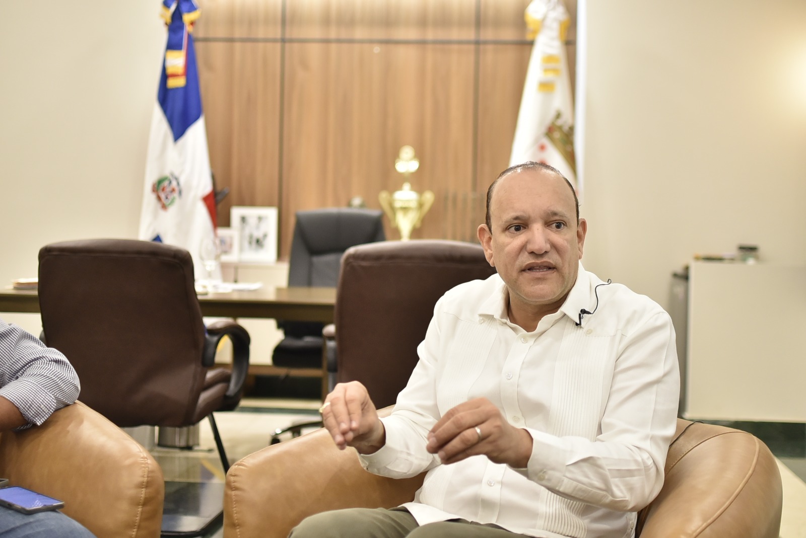 Destacó entre sus hallazgos salarios bajos para funcionarios claves, como directores de Obras Públicas, Jurídica y Administrativa, lo que asegura limitaba la eficiencia y la calidad del servicio.