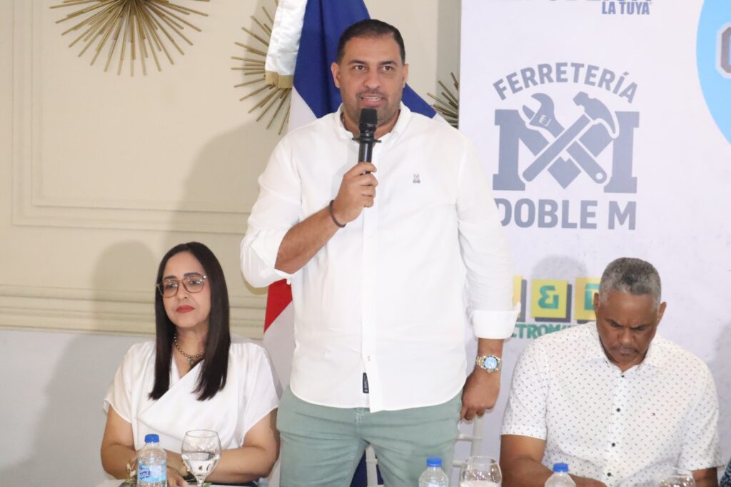 Kendrick Peralta, gerente de Operaciones del equipo del club Los Prados en el TBS Distrito 2025. Figuran, Mineydis Ledesma y Héctor Junior Gil.
