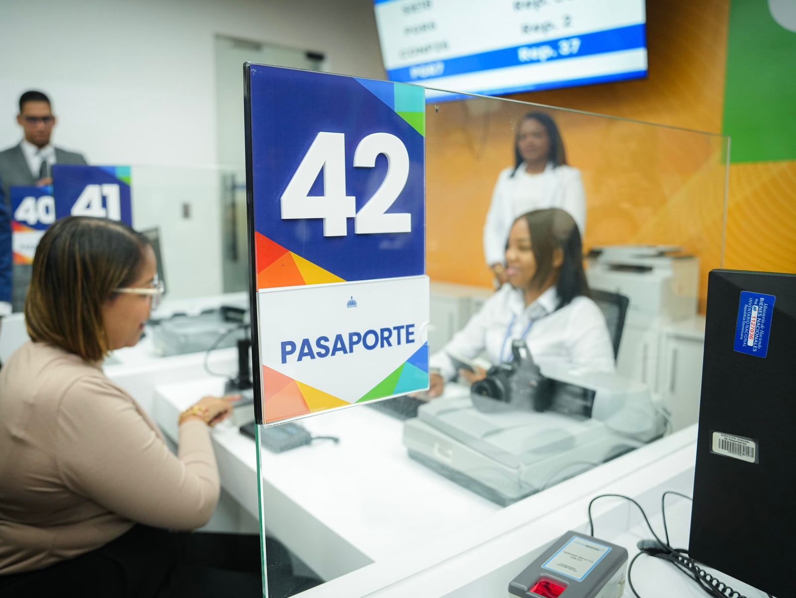 La Dirección General de Pasaportes (DGP) dio formal apertura a una nueva oficina en Santiago, ubicada en el Punto GOB de la avenida Salvador Estrella Sadhalá, para ofrecer servicio en horario extendido de lunes a viernes de 8:00 a.m. a 8:00 p.m.