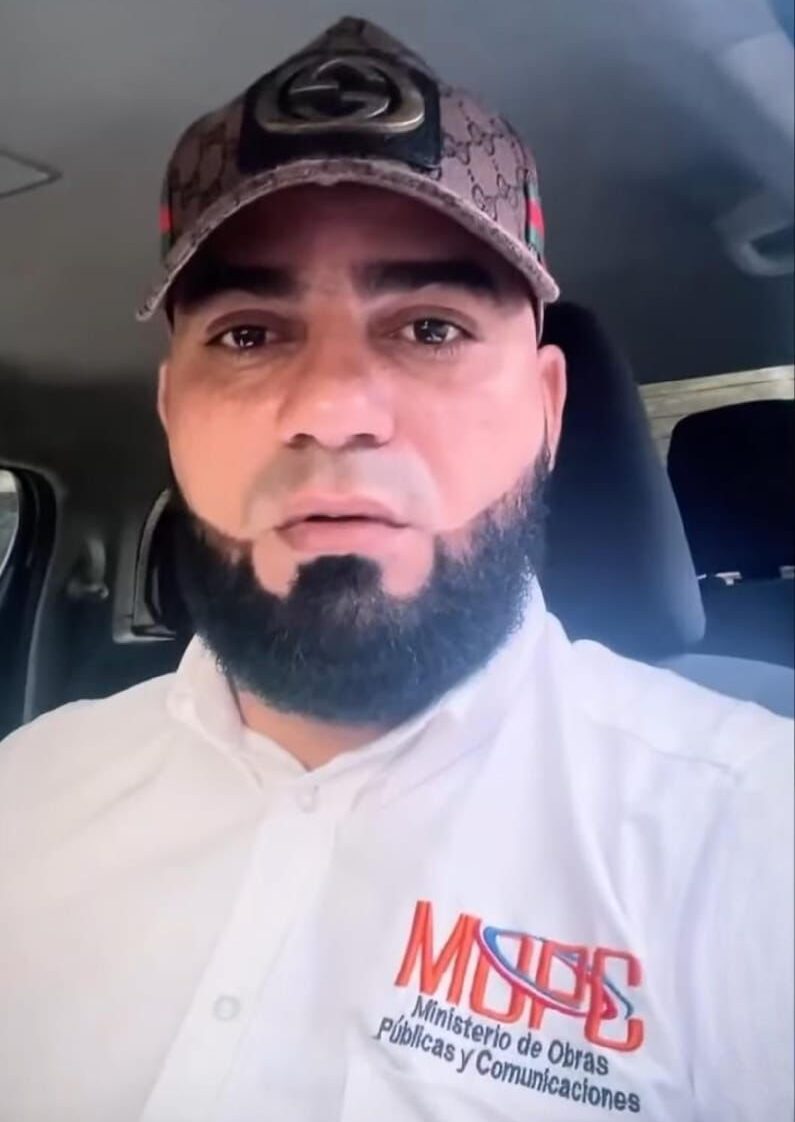 El Ministerio de Obras Públicas y Comunicaciones (MOPC) informó la cancelación del empleado detenido mientras transportaba a diez ciudadanos haitianos indocumentados en un vehículo oficial de la institución.