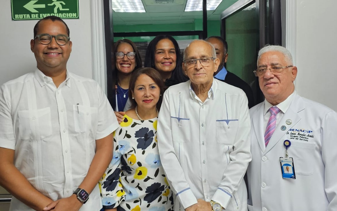 La Residencia Nacional de Cirugía Plástica, Reconstructiva y Estética (Renacip) del Hospital Salvador B. Gautier reconoció este jueves al doctor Julio César Peña Encarnación, primer egresado de ese programa académico, por su legado profesional, compromiso ético y su contribución al desarrollo de esa especialidad médica.