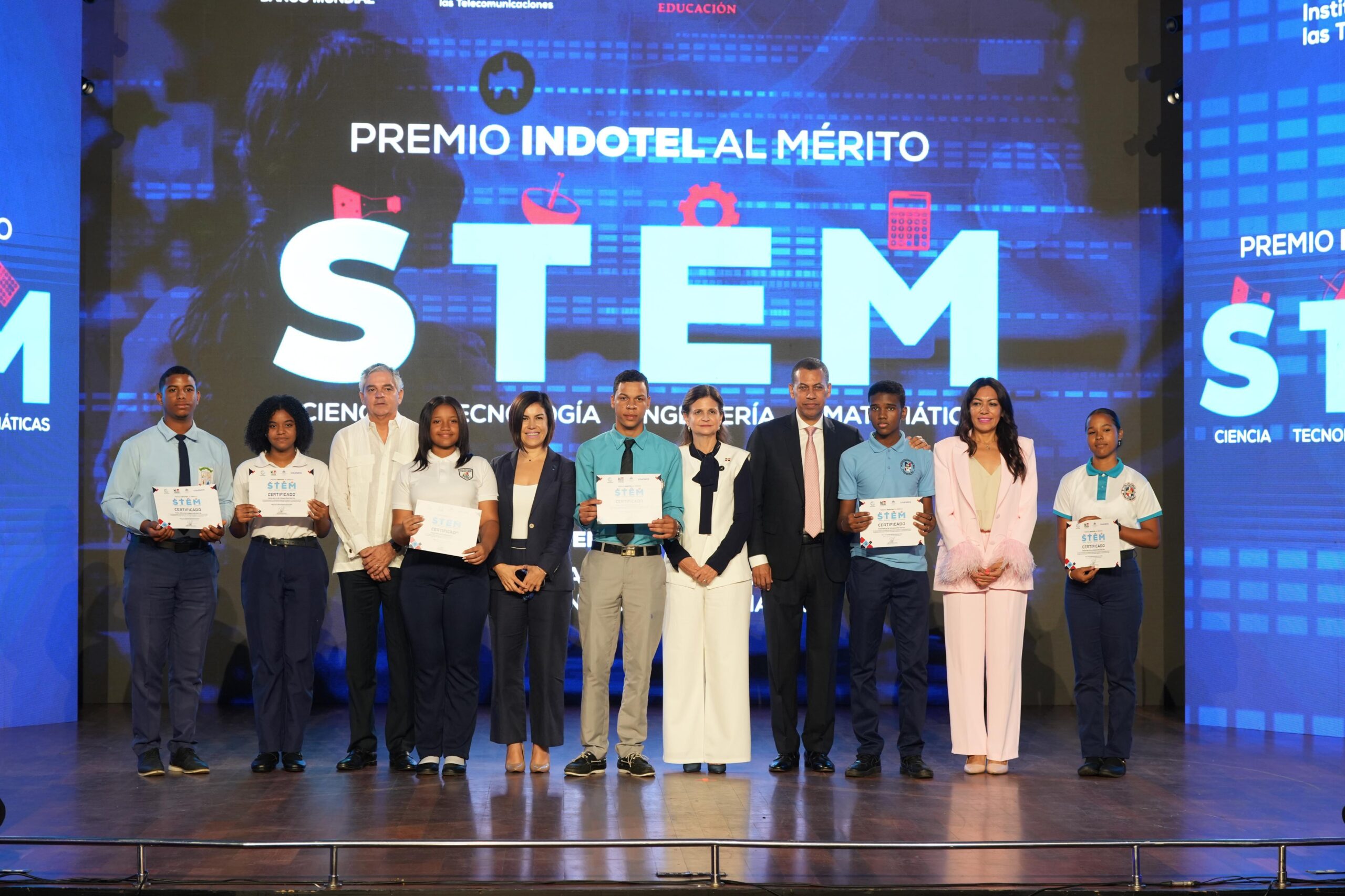 El Instituto Dominicano de las Telecomunicaciones (Indotel) realizó la primera edición del Premio al Mérito Estudiantil en Disciplinas STEM, que impactará con 500 becas a estudiantes de escuelas públicas de comunidades vulnerables del país, a través de programas de formación que promueve la inclusión digital.