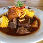 Uno de los ejemplos más recientes y exitosos es Asadero Doña Pula, una cadena de restaurantes que nació como una simple parrillada improvisada en una estación de combustible en Licey al Medio, Santiago, durante la Semana Santa de 2017.