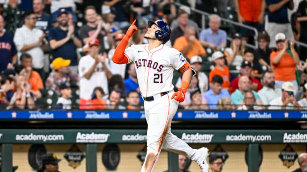 Yainer Díaz, receptor dominicano de los Astros, logró jonrón 15 y remolcó tres carreras.