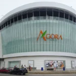 Hombre muere tras lanzarse desde el cuarto piso del parqueo de Ágora Mall