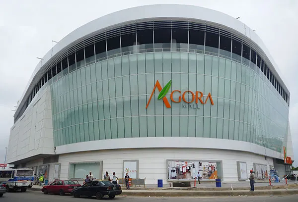 Hombre muere tras lanzarse desde el cuarto piso del parqueo de Ágora Mall