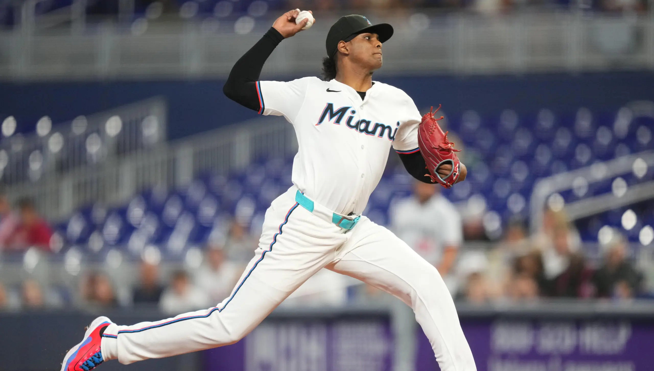 El lanzador dominicano Edward Cabrera logra su tercera victoria de la temporada.