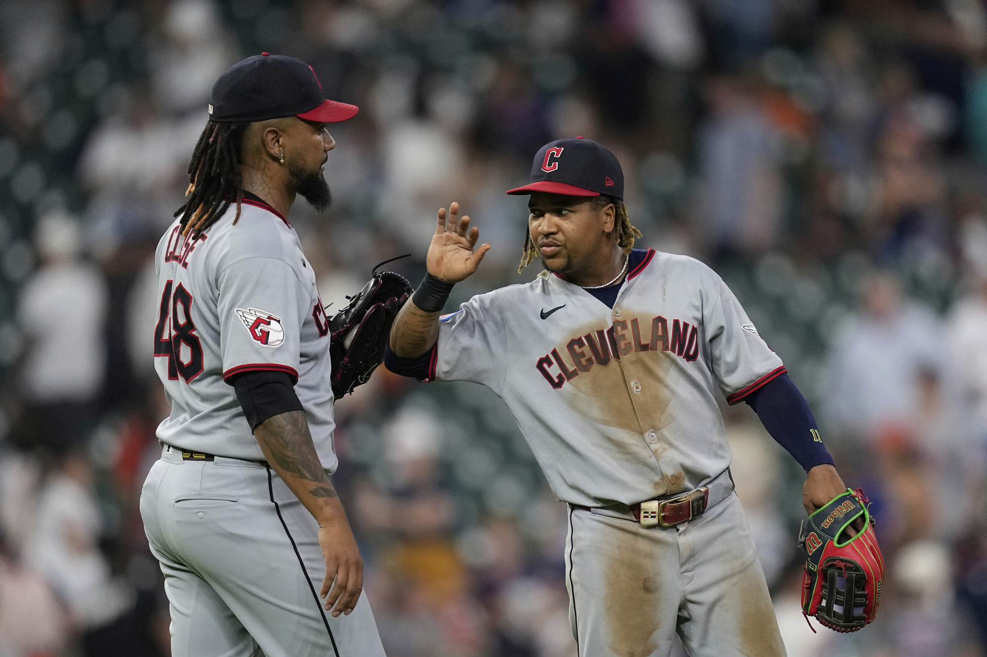 El lanzador dominicano relevista de los Guardianes de Cleveland, Emmanuel Clase (48), y José Ramírez celebran la victoria frente a los Houston Astros. (Foto de AP Photo/David J. Phillip)