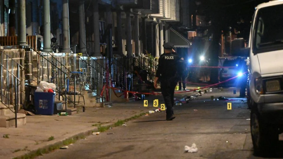 Al menos tres personas murieron y otras 10 resultaron heridas durante un tiroteo en un vecindario del sur de Philadelphia,  de acuerdo con el informe de las autoridades.
