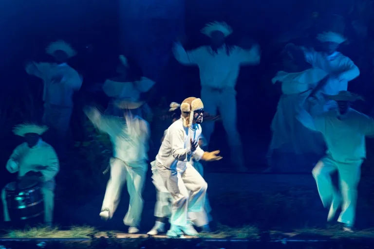 Miles de puertorriqueños asistieron el viernes por la noche al lanzamiento de la histórica residencia de Bad Bunny en San Juan, una serie de conciertos que muestra el orgullo y la resiliencia de la isla, y que en su etapa inicial está limitada a los locales.