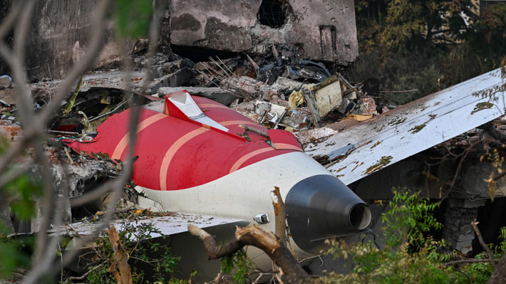 El suministro de combustible de los motores del avión de Air India que se estrelló poco después del despegue el mes pasado se interrumpieron poco antes del impacto, según un informe preliminar del suceso que mató a 260 personas.