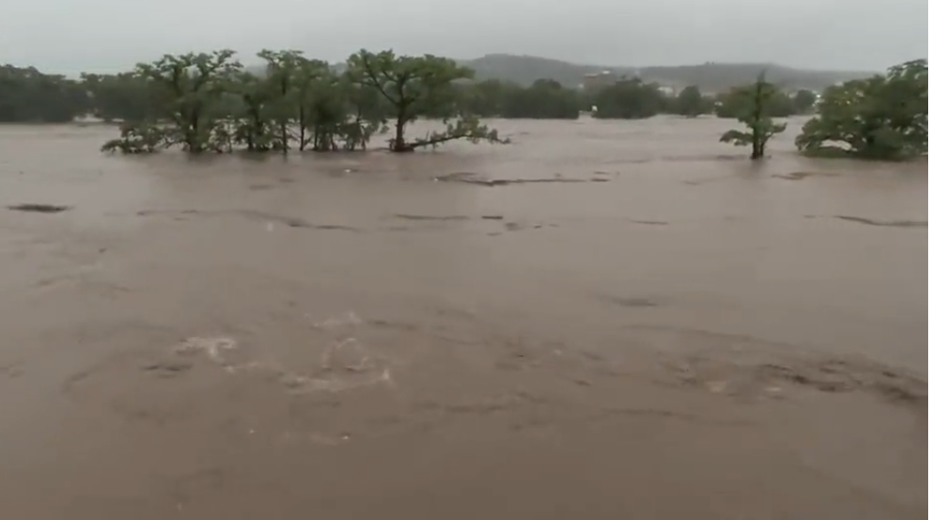 Al menos seis personas han fallecido por inundaciones repentinas tras las fuertes lluvias en el condado de Kerr, en el sur del estado de Texas (EE.UU.), y las autoridades han declarado la emergencia en tramos del río Guadalupe por posible crecida de caudal.