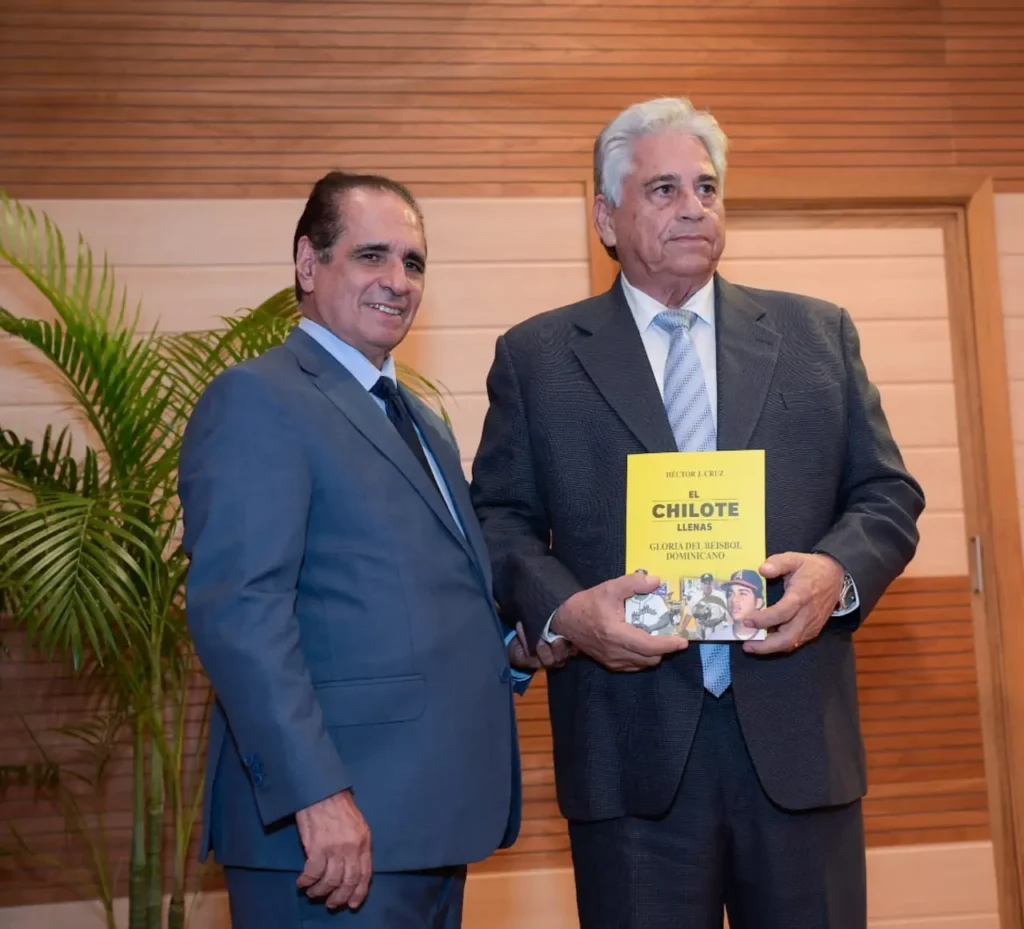 Héctor J. Cruz presenta libro de Chilote. al propio Winston Llenas.