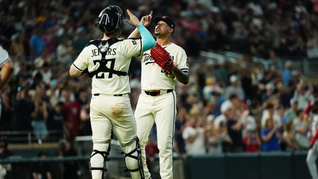 Jhoan Durán celebra su juego salvado ante los Nacionales de Washington.