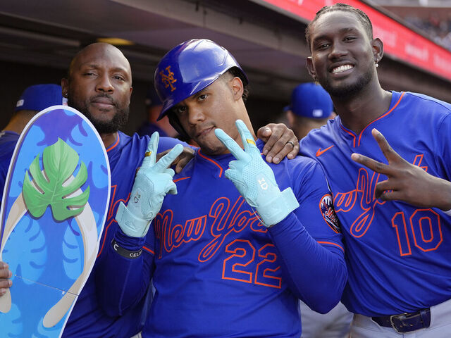 Starling Marte, Ronny Mauricio y Juan Soto celebran los cuadrangulares de los Mets en la séptima entrada.