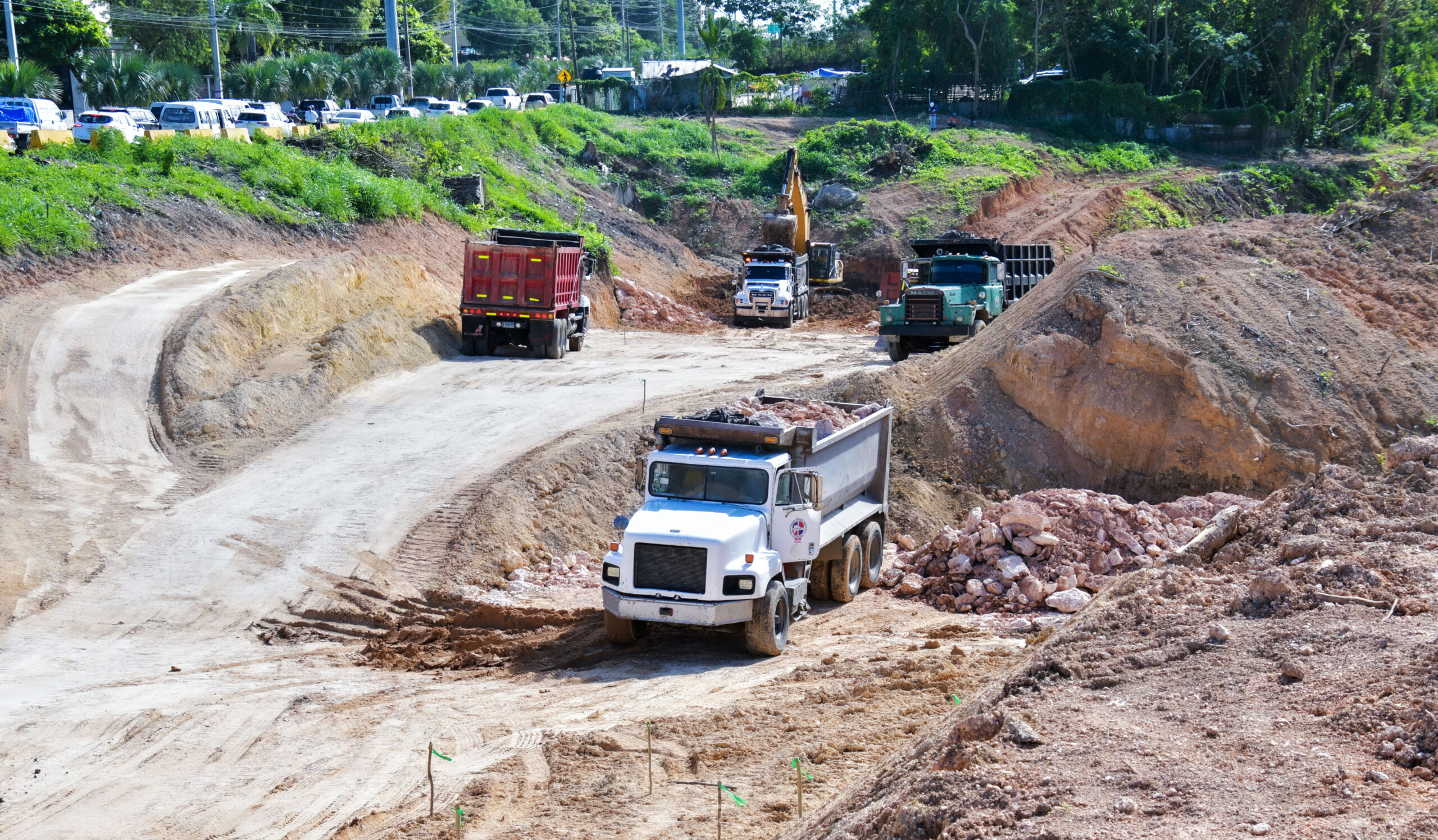 El presidente Luis Abinader aclaró este lunes que el proyecto de ampliación vial de la avenida República de Colombia contempla la construcción de un túnel que conectará desde la avenida Los Próceres hasta la Jacobo Majluta, como parte de una estrategia para descongestionar una de las zonas más transitadas del Distrito Nacional.