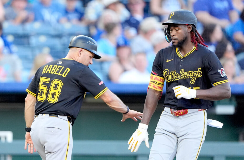El jardinero de los Pittsburgh Pirates, el dominicano Oneil Cruz, celebra con el coach de la tercera base, Mike Rabelo (58), después de conectar su jonrón 16 de la temporada. (Foto de: AP Photo/Charlie Riedel)