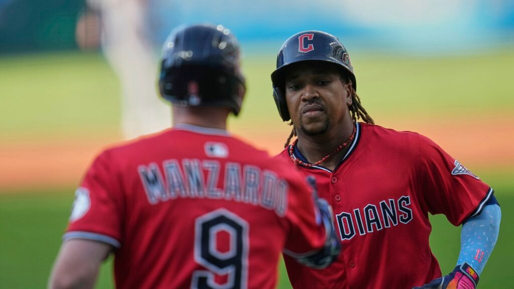 José Ramírez de Cleveland es saludado por Kyle Manzardo.