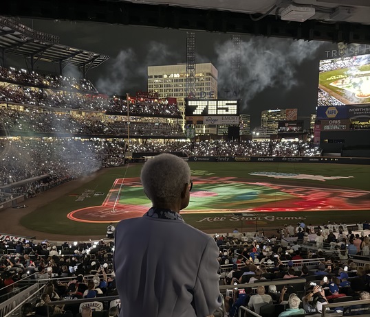 Viuda de Hank Aaron, de pie y atenta, observa los detalles del homenaje al jonrón 715 que superó a Babe Ruth.