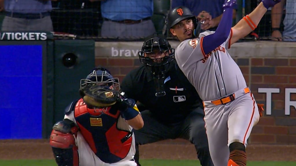 Willy Adames al momento de conectar jonrón frente a los Bravos de Atlanta.