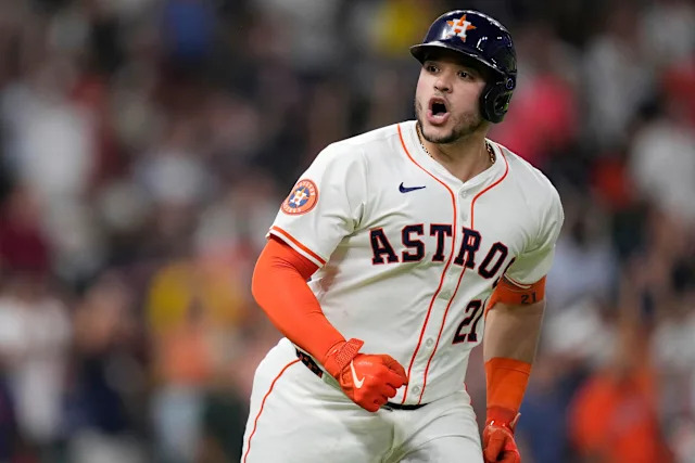 El receptor dominicano de los Astros de Houston, Yainer Díaz, reacciona luego de conectar cuadrangular ante los Medías Rojas de Boston este miércoles.