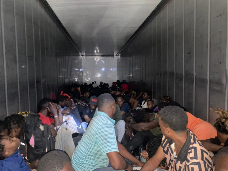 Migración detiene furgón que traía 79 haitianos indocumentados al país