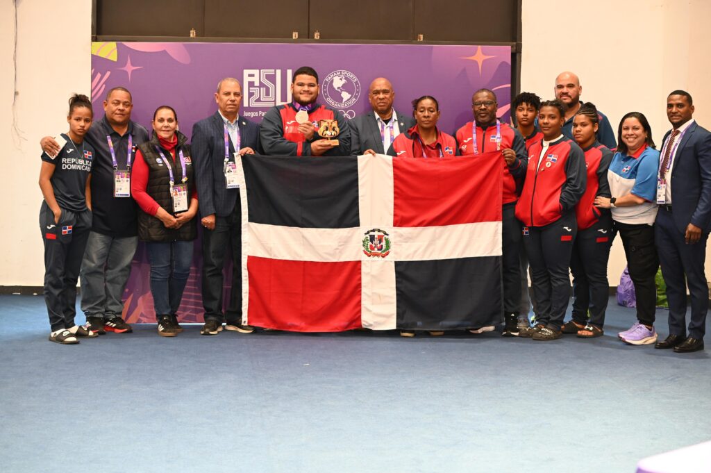  El presidente del COD, Garibaldy Bautista, así como Miguel Hernández y Dulce María Piña, jefe y sub jefa de misión, junto al medallista José Miguel Brache, y los judocas y cuerpo técnico.