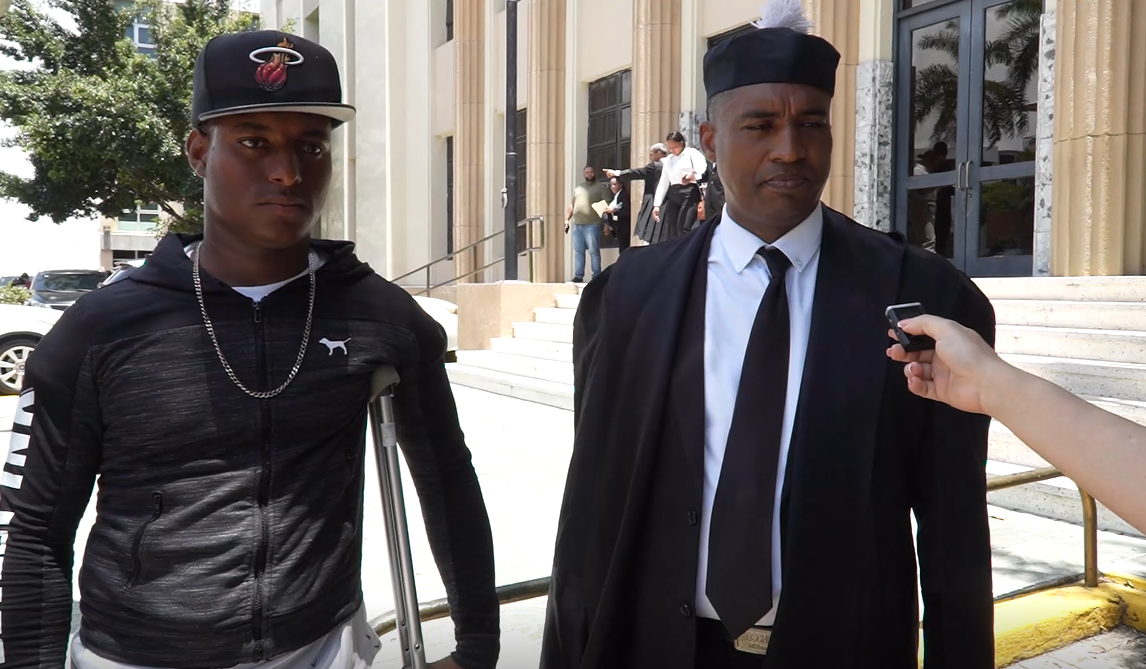 Agente de la Digesett junto a su abogado