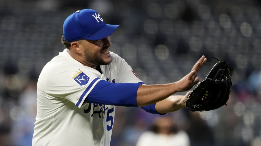 Carlos Esteve de los Reales ya tiene 32 juegos salvados, líder de la Liga Americana