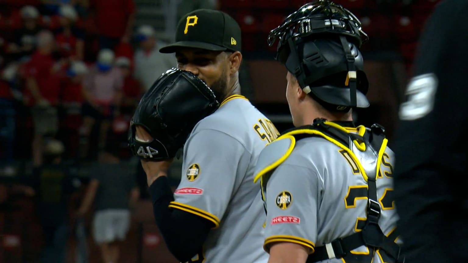 El dominicano Dennis Santana, con guante en la cara, celebra su juego salvado 10 de la temporada.