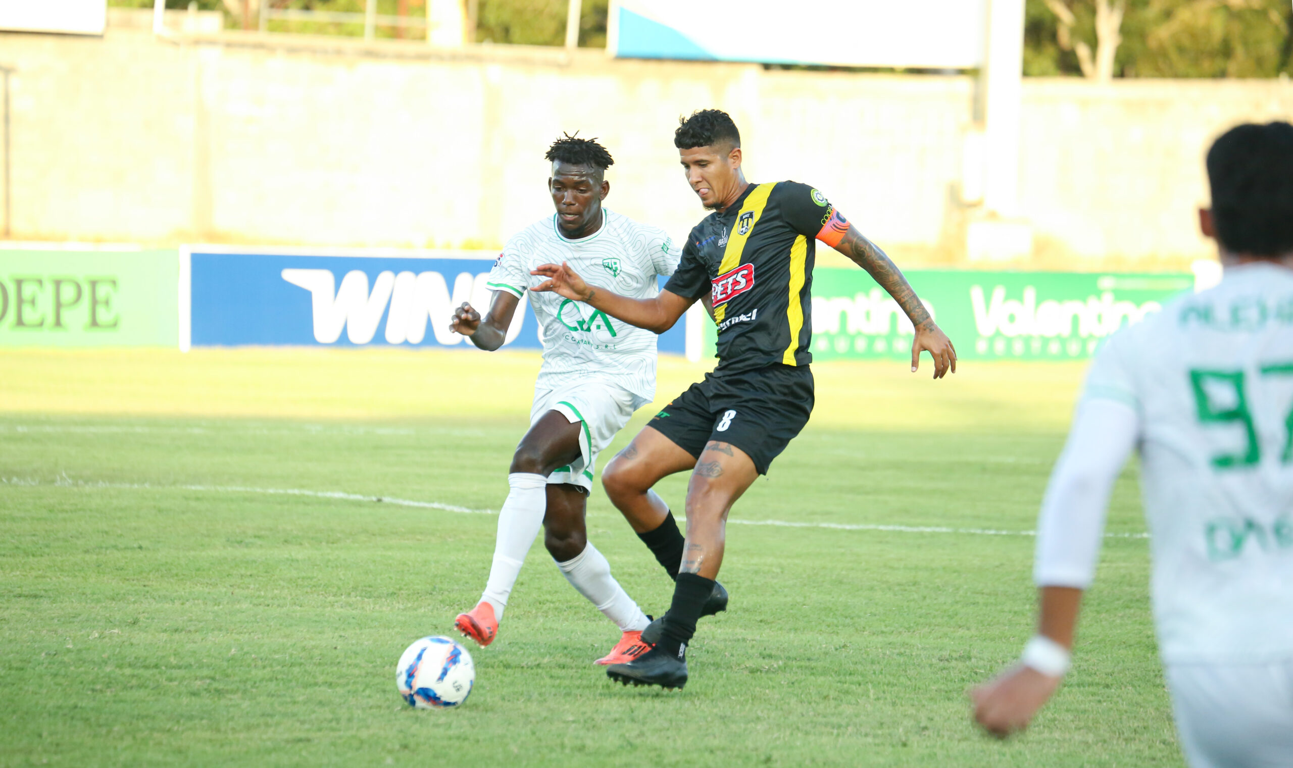 El capitan Richard Dabas del MOCA FC en plena accion ante Miguel Silverio de Jarabacoa