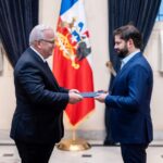El embajador Juan Cohen Sander (izquierda) entrega cartas al presidente de Chile, Gabriel Boric Font / Fuente externa