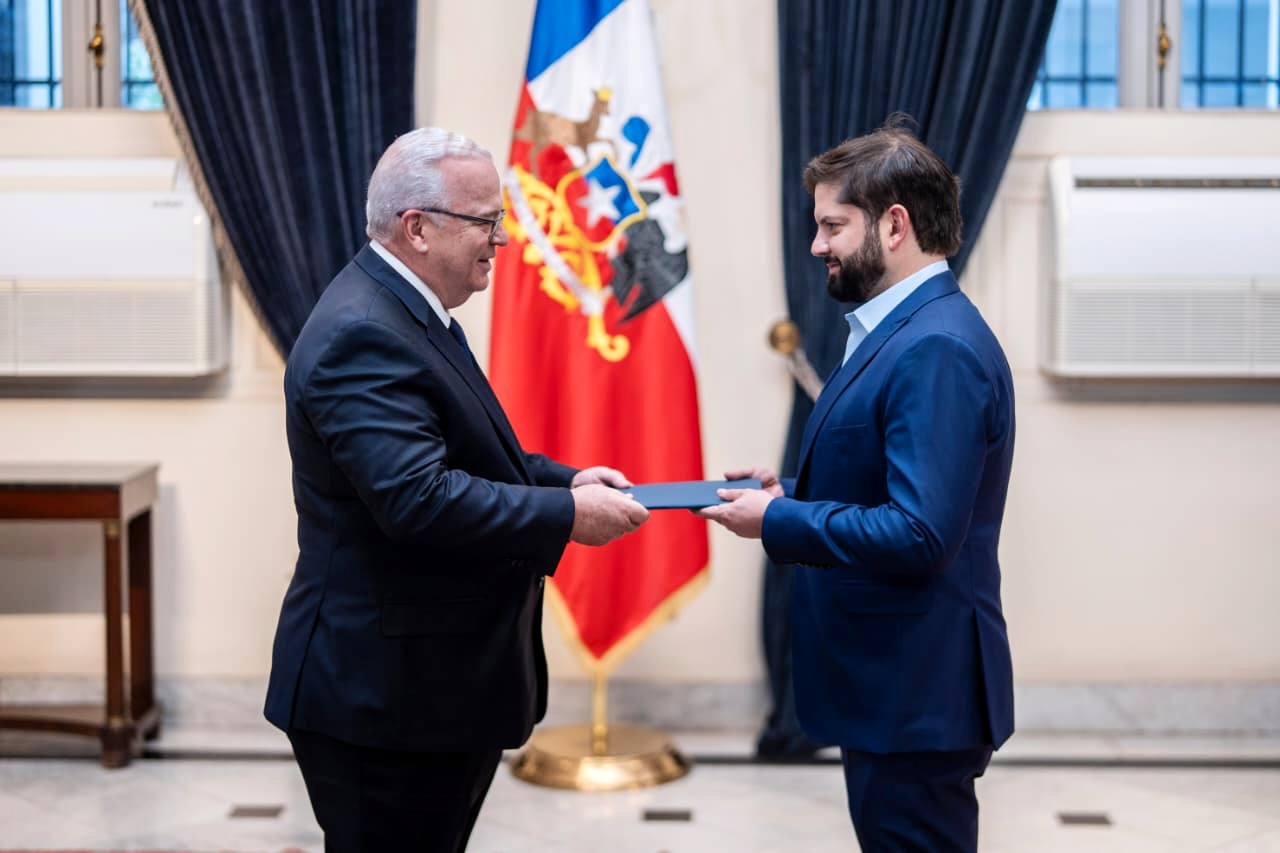 El embajador Juan Cohen Sander (izquierda) entrega cartas al presidente de Chile, Gabriel Boric Font / Fuente externa