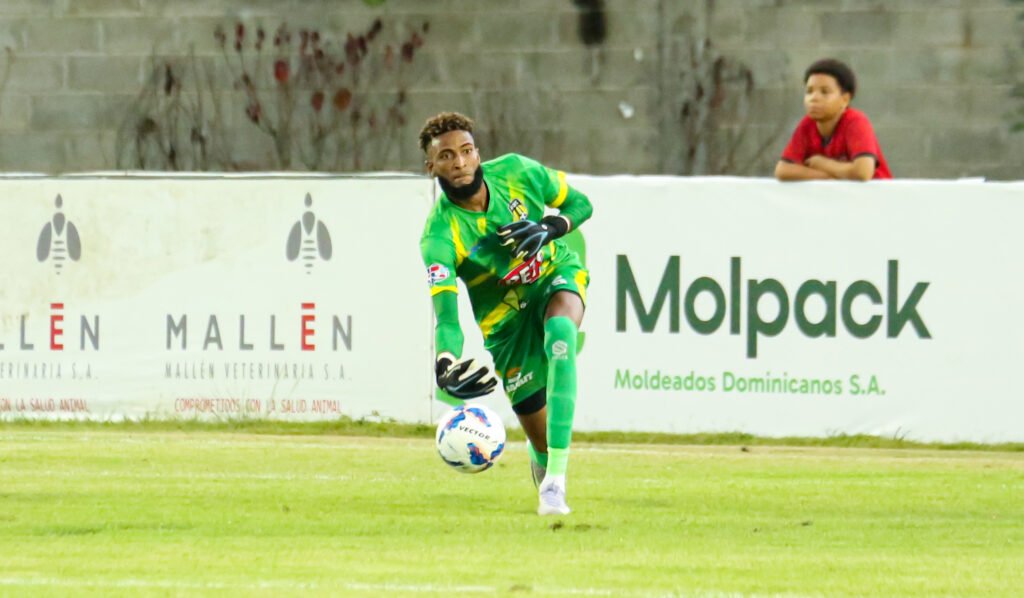 El portero del MOCA FC el joven Pascual Ramírez en acción.