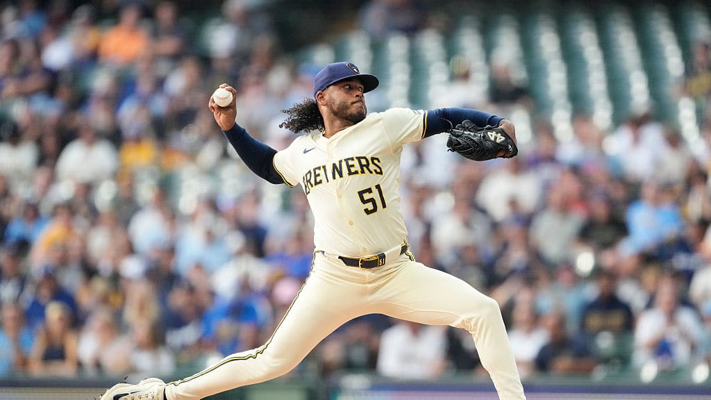 Freddy Peralta, lanzador abridor dominicano, de los Cerveceros de Milwaukee.