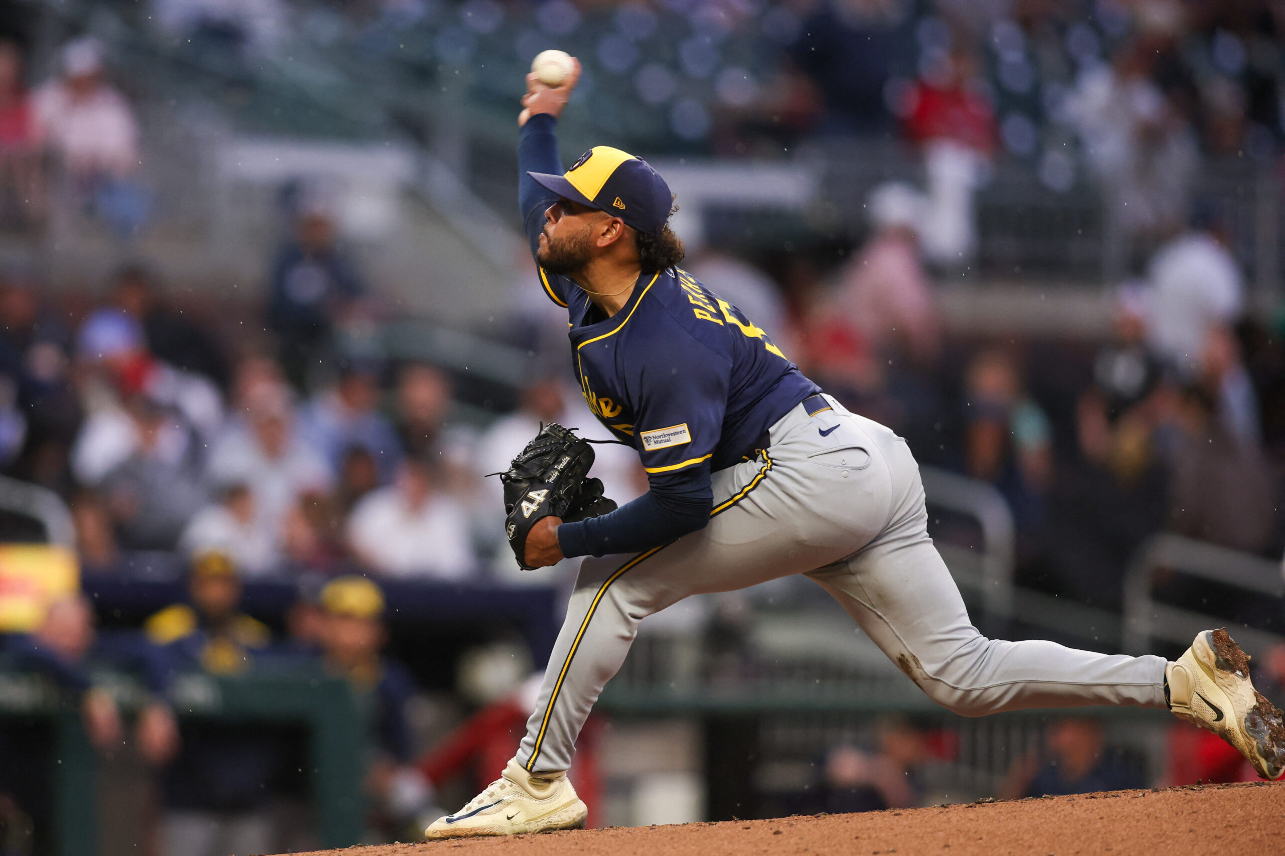 El abridor dominicano de los Milwaukee Brewers, Freddy Peralta (51), realiza un pitcheo frente a los Bravos de atlanta. (Foto por Brett Davis-Imagn Images)