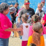 Padres del lanzador Juan Mejía entregan útiles a estudiantes en Pizarrete.