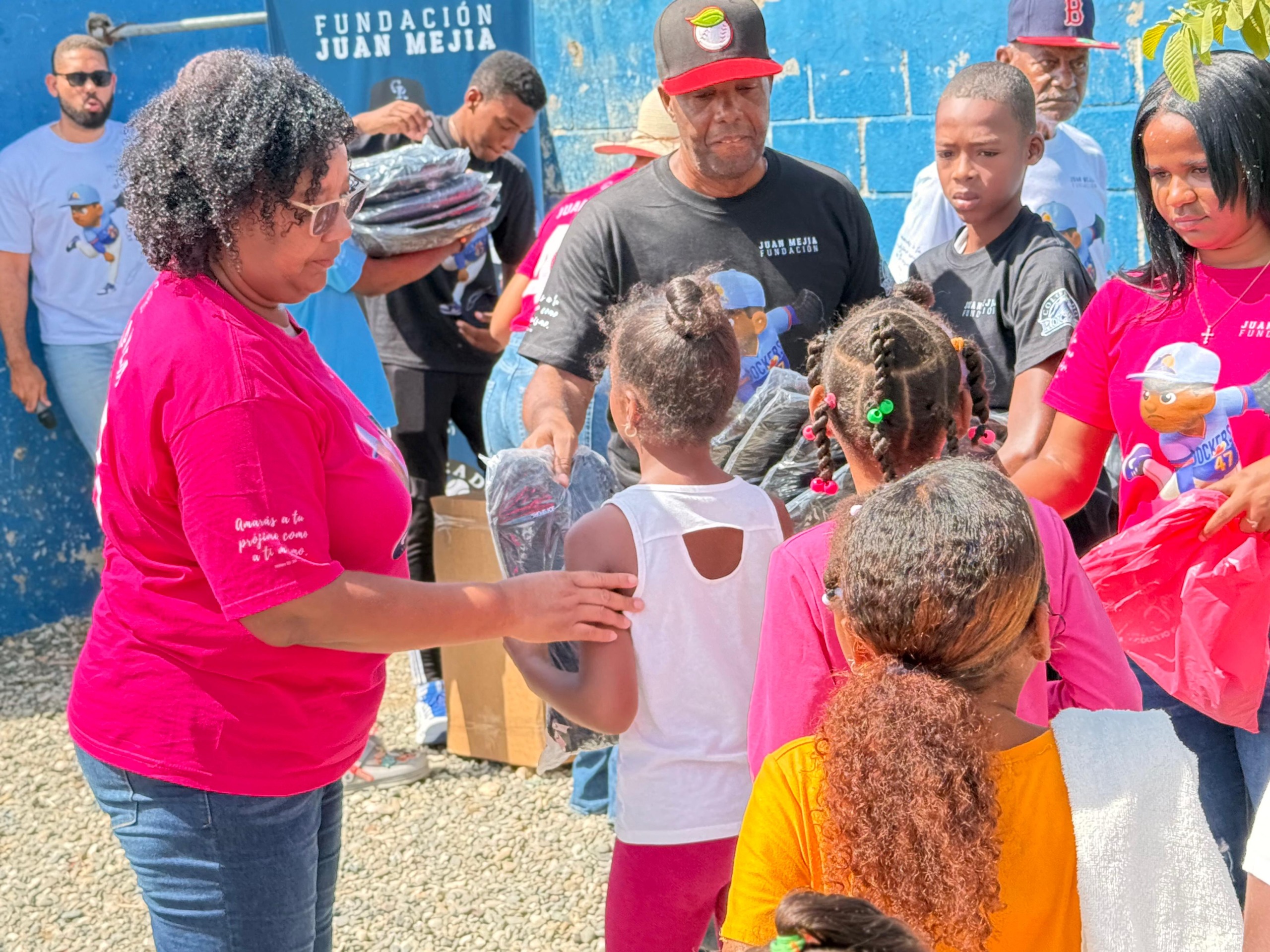 Padres del lanzador Juan Mejía entregan útiles a estudiantes en Pizarrete.