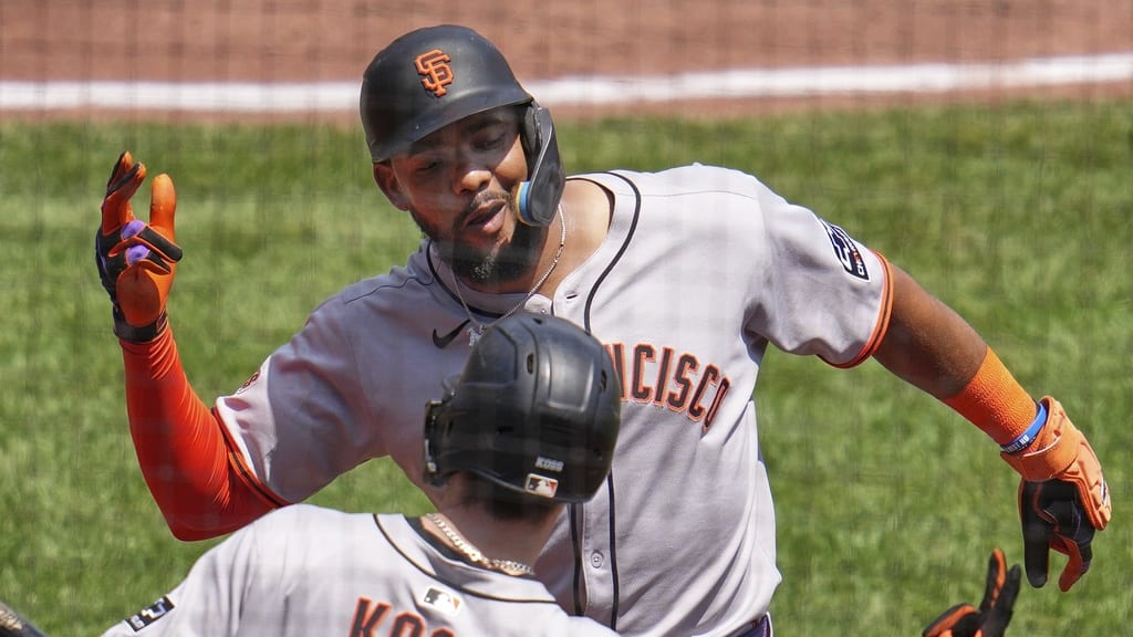 Jerar Encarnación es felicitado luego de conectar su segundo jonrón de la temporada y en días seguidos.