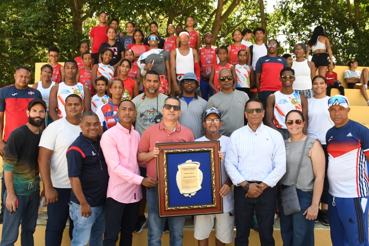 José Luis Bautista, director del Alodom, recibe una placa de José Pérez y Kenny Núñez, Manuel Jiménez, Miguel Adames y Karla Peralta.