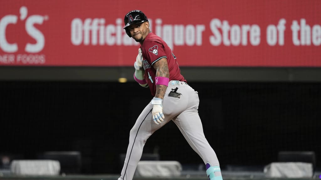 Ketel Marte, de Arizona, reacciona luego de pegar su jonrón 23 y otra vez en el noveno ante Texas.