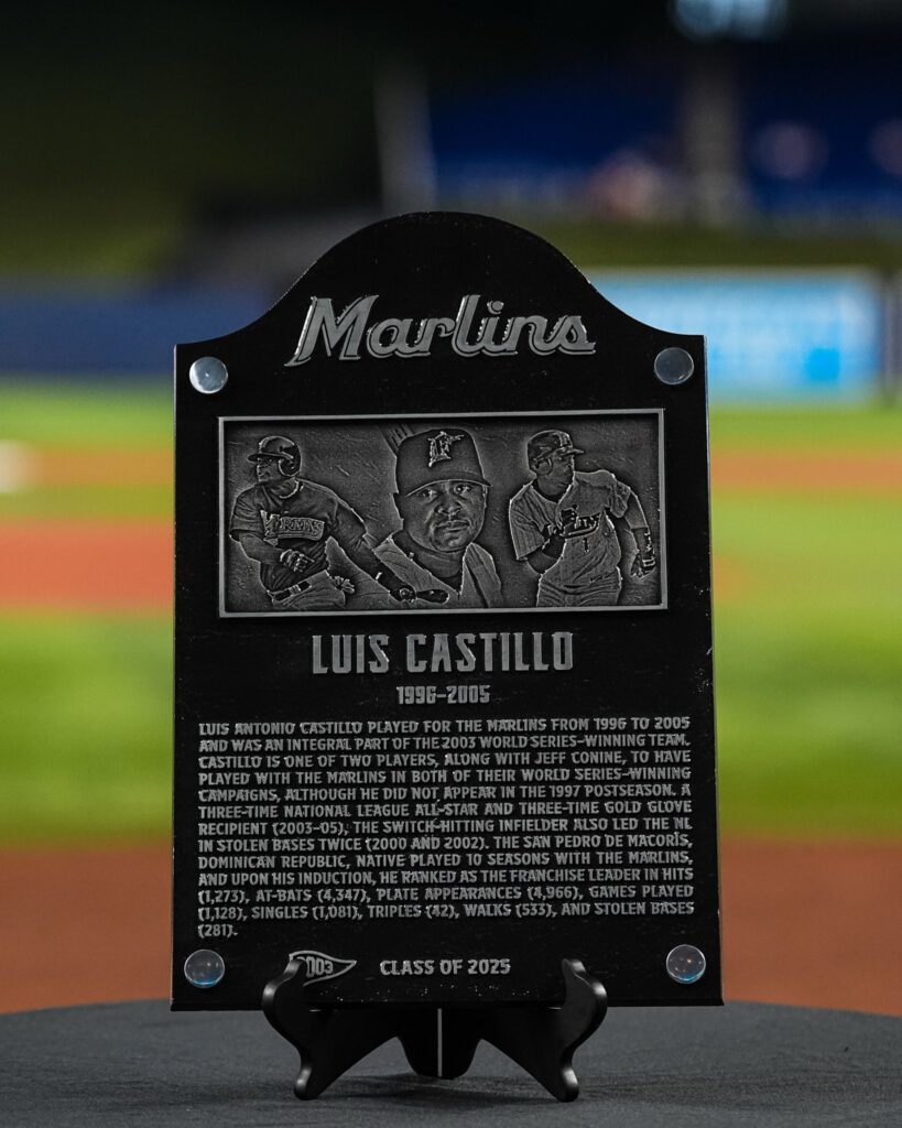 Luis Castillo placa conmemorativa a su inmortalidad con los Marlins.