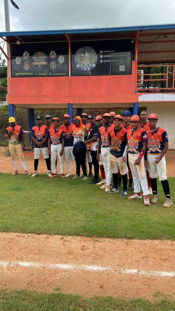 Osiris Reynoso Ceo Bplbeisbol entrega a Ariel entrenador de Niche team el trofeo de segundo lugar junto a los jugadores