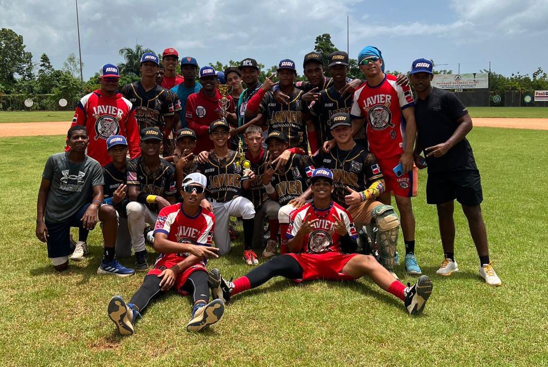 Osiris Reynoso CEO de BPLBeisbol entrega a Carlos Santana y Winston Zapey entrenadores de la academia Javier Alianza.