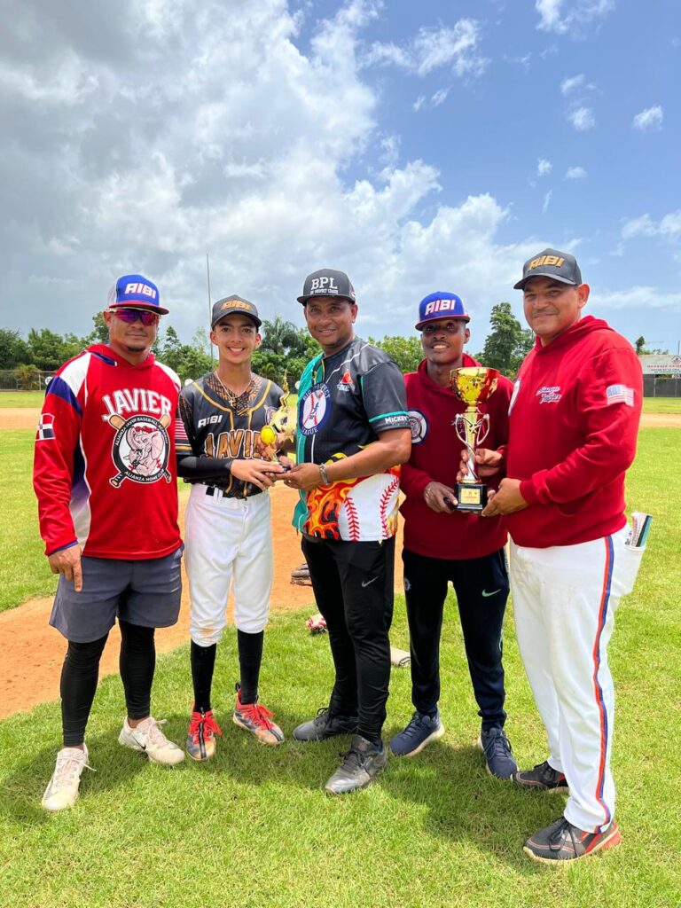 Osiris Reynoso Ceo de BPLBeisbol premia como más valioso al jugador Andrés Rodríguez junto a los entrenadores Javier