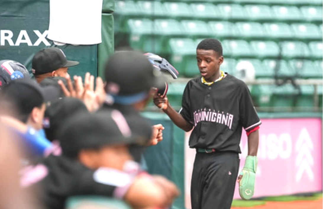 Yohan Yan llega la dugout luego de conectar cuadrangular.