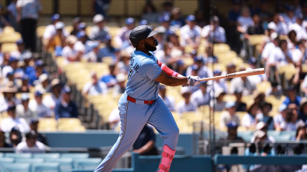 Vladimir Guerrero Jr conecta su jonrón 19 de la temporada.